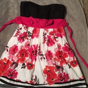 Beautiful, comfortable and strapless dress.
